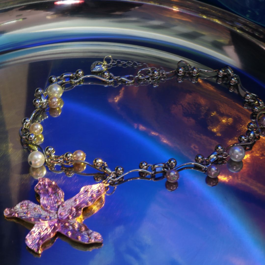 Revolver Lily – Choker with Baroque Pearls & Burnt Metal Bloom